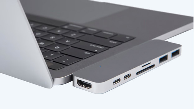 usb C hub adapter aan MacBook. 