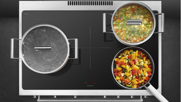 Cuisinière avec casseroles