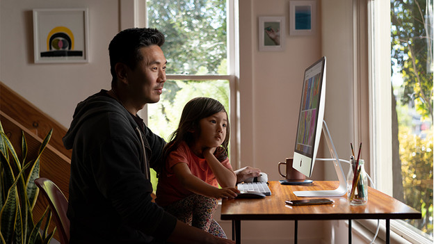 Vrouw met Apple MacBook op de bank.