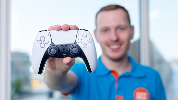 Specialist met PS5 controller