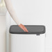 Brabantia Bo Touch Bin 60 Liter White + Vuilniszakken (120 stuks) product in gebruik