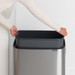 Brabantia Bo Touch Bin 60 Liter Rvs Fingerprint Proof + Vuilniszakken (120 stuks) product in gebruik