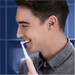 Oral-B iO 6n Zwart en Lichtroze Duopack + iO Ultimate Clean opzetborstels (8 stuks) product in gebruik