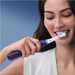 Oral-B iO 8n Paars + iO Ultimate Clean opzetborstels (4 stuks) product in gebruik