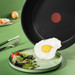 Tefal Renew On Keramische wokpan 28 cm Zwart product in gebruik