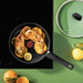 Tefal Renew On Keramische hapjespan 24 cm Zwart product in gebruik