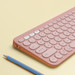 Logitech Pebble Keyboard 2 - K380s Rose Azerty product in gebruik