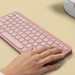 Logitech Pebble Keyboard 2 - K380s Rose Azerty product in gebruik