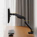 ACT AC8340 Monitorarm 49 inch met gasveer voor 1 monitor product in gebruik
