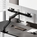 ACT AC8344 Monitorarm 32 inch met gasveer en crossbar voor 2 monitoren product in gebruik