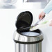 Brabantia Touch Bin 60 Liter Matt Steel product in gebruik