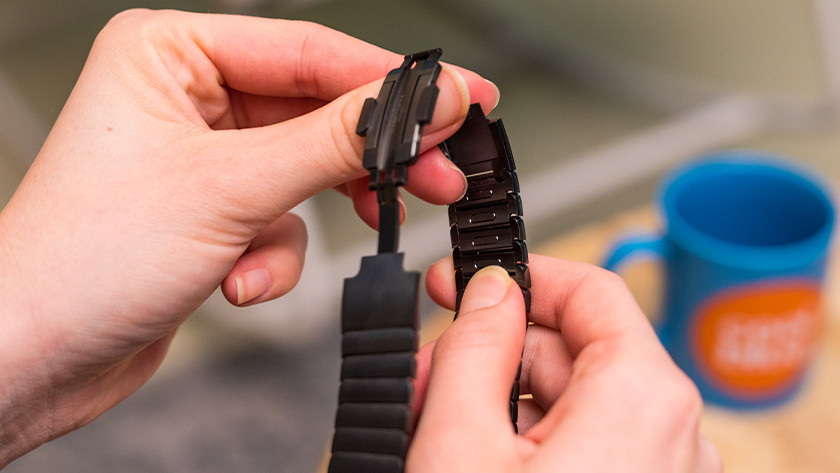 Appuyez sur le bouton de déverrouillage sur la face intérieure du bracelet.