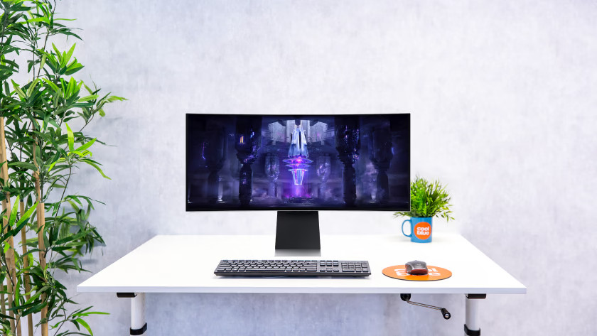 Samsung Odyssey G85 sur table
