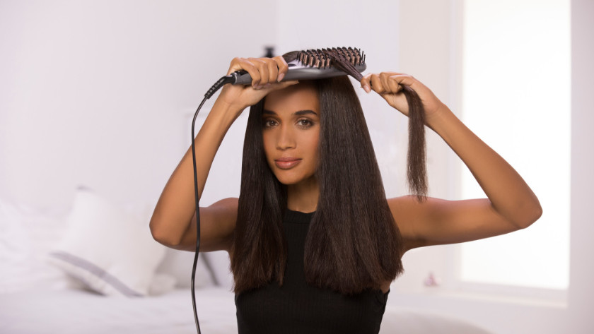 Lisser les cheveux avec une brosse styling