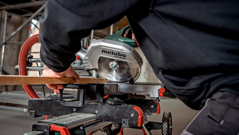 Sawing in miter with the Metabo KGS 254 M radial arm saw