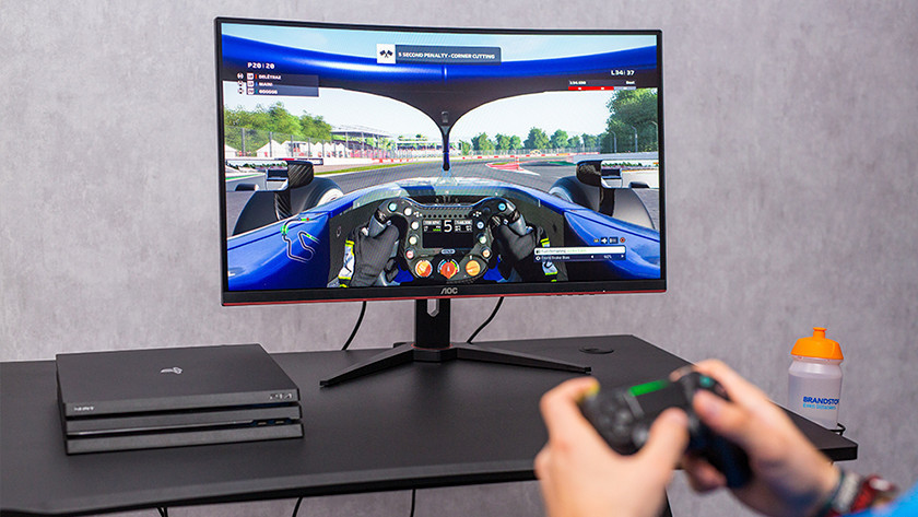 Specialist aan het gamen op een AOC gaming monitor