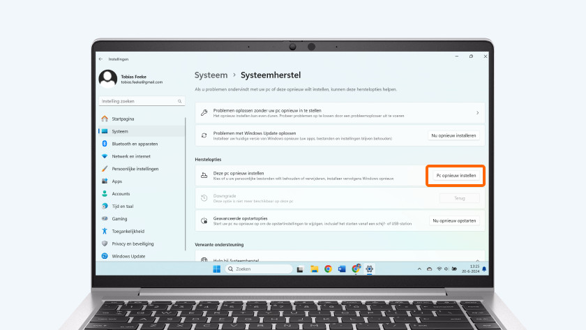 Klik de optie 'Pc opnieuw instellen' aan.