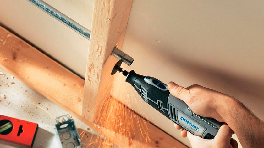 Meuler avec un outil multifonction rotatif