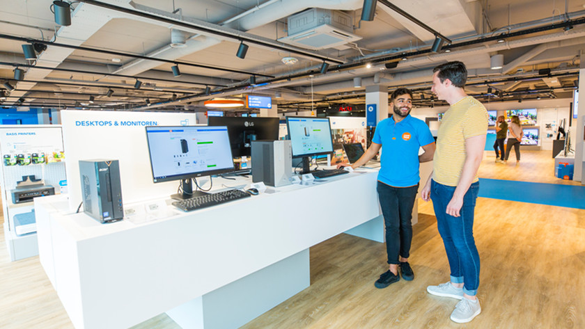 Expert gives advice to a customer in a Coolblue store