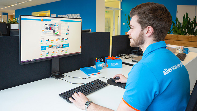 Expert uses monitor on desk clamp