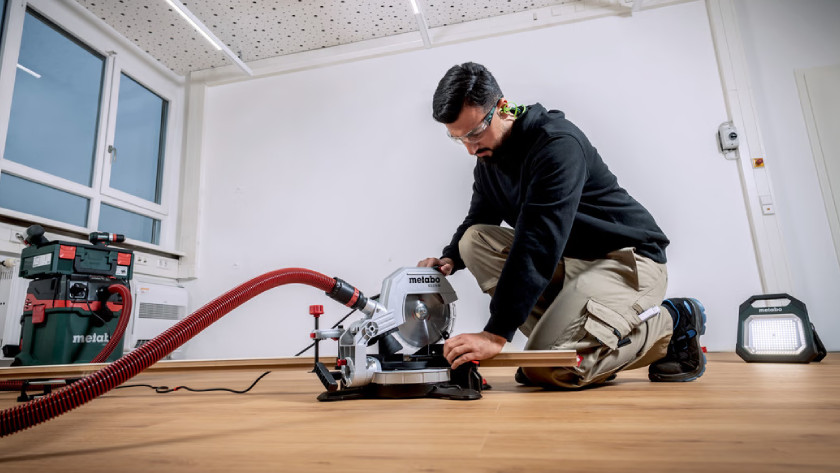 Sawing a plank with the Metabo KGS 216 M radial arm saw