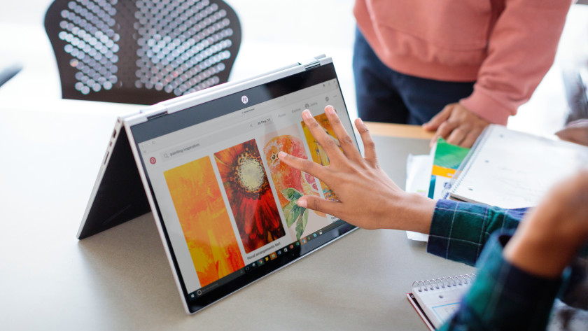 Vrouw die op een HP Pavilion x360 werkt.