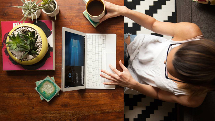 Une fille hipster travaille derrière un PC dans un bar à café.