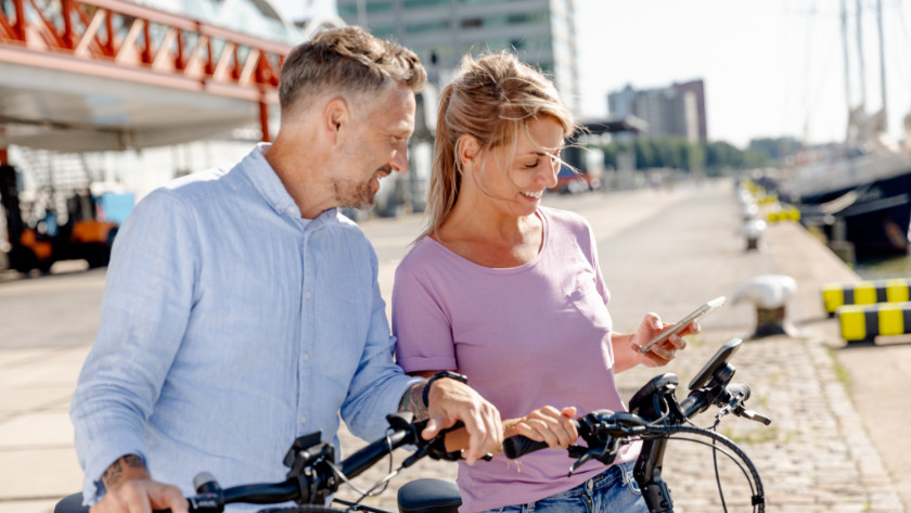 Homme et femme sur un vélo avec GPS vélo