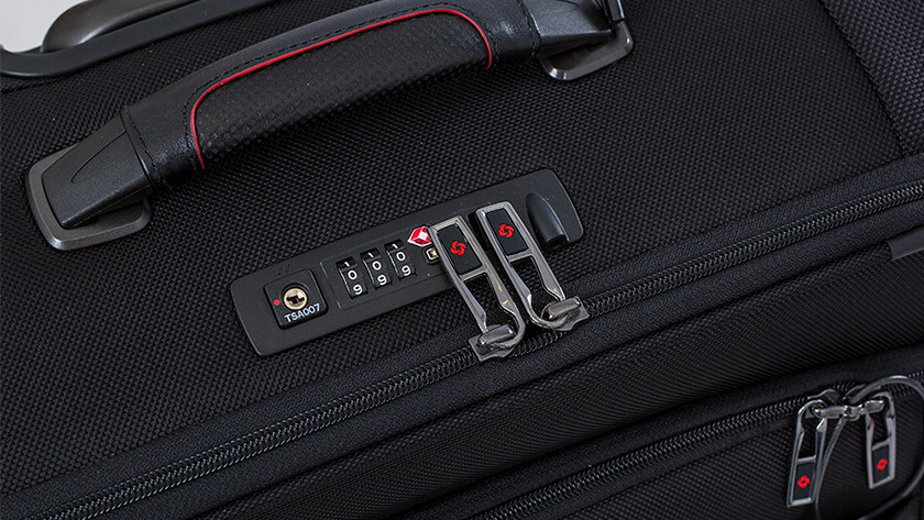 setting a suitcase lock