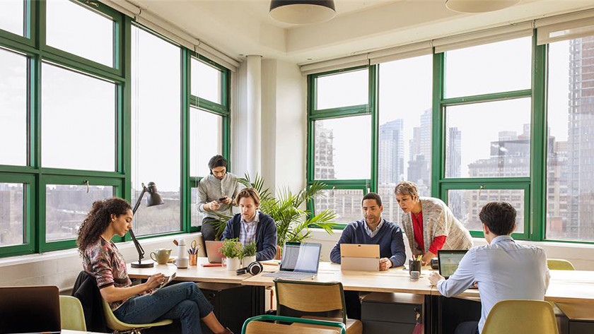 Plusieurs personnes travaillent ensemble derrière un bureau