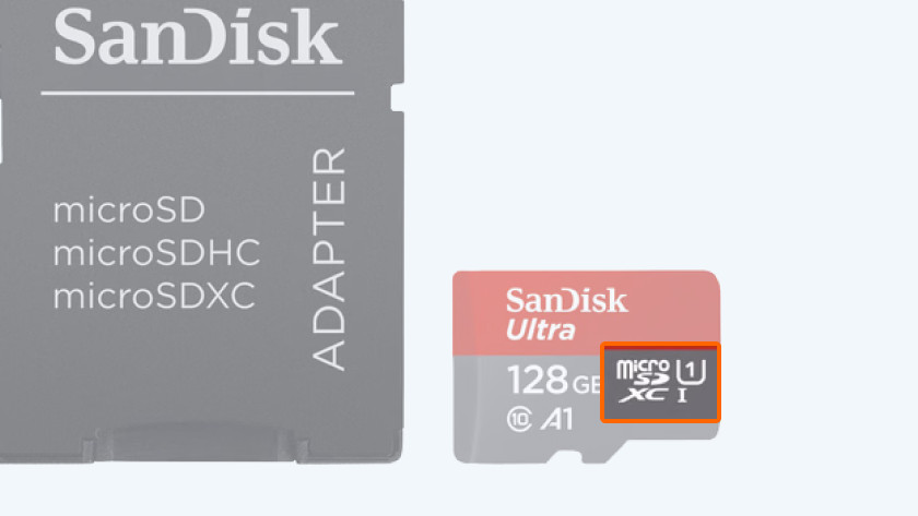 Une carte microSDXC avec adaptateur