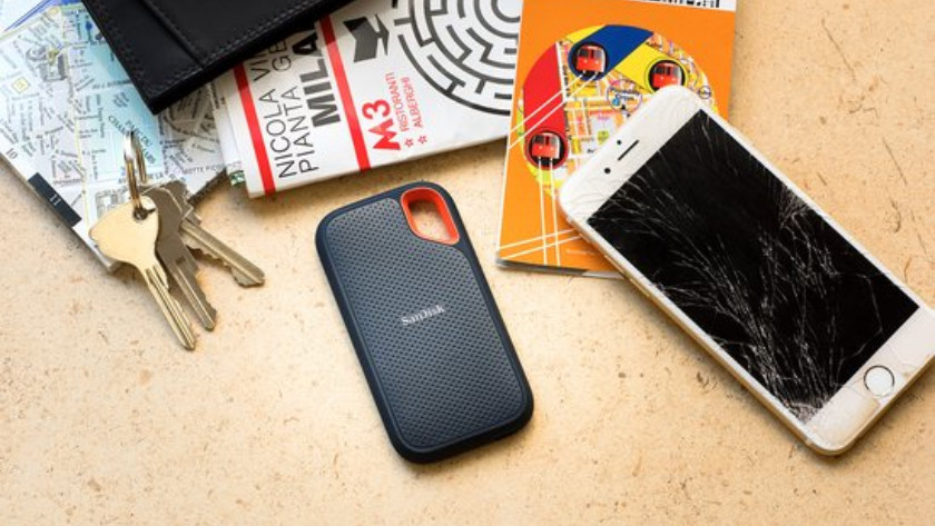 Een SanDisk Extreme Portable naast een smartphone