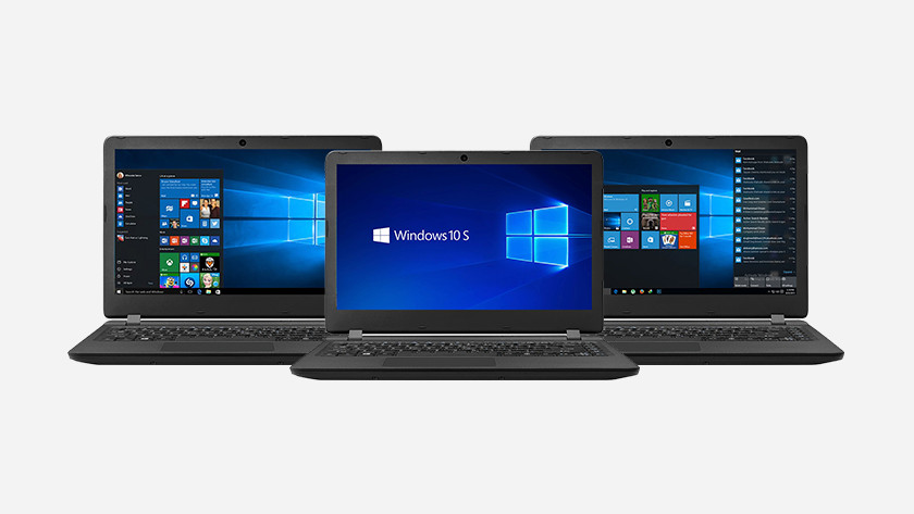 Trois PC portables Windows côte à côte.