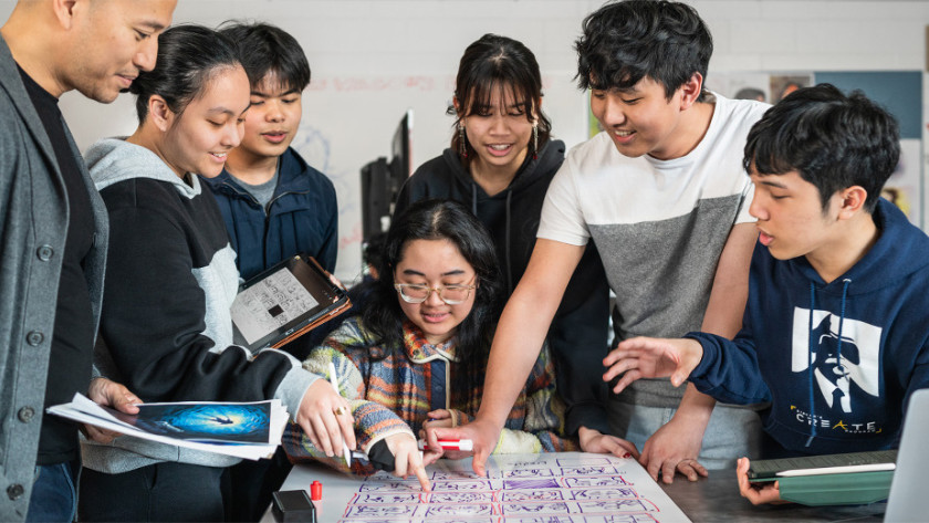 Les étudiants travaillent sur des projets sociaux