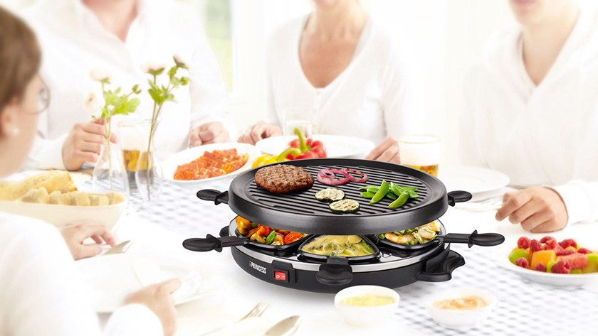 Round raclette grill with grill