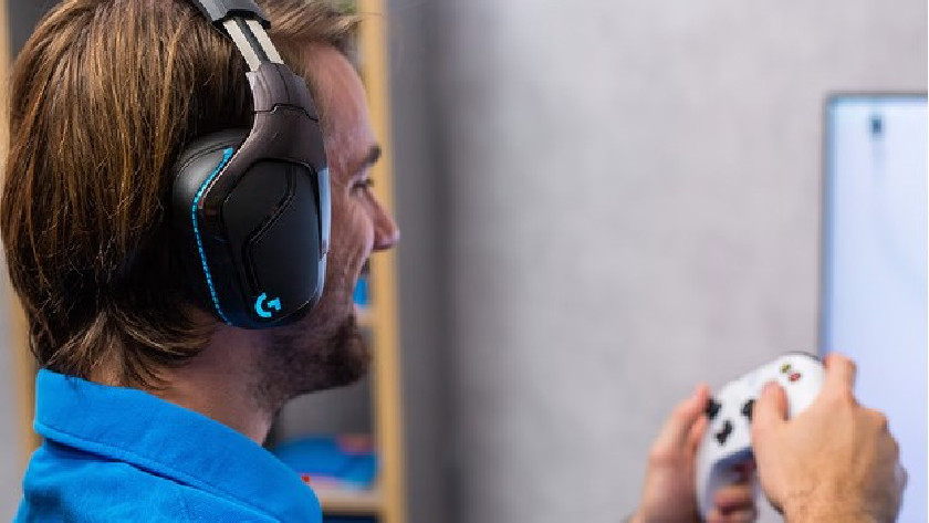 Garçon avec un casque et une manette Xbox dans les mains