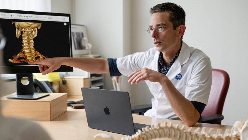Un docteur utilise un MacBook