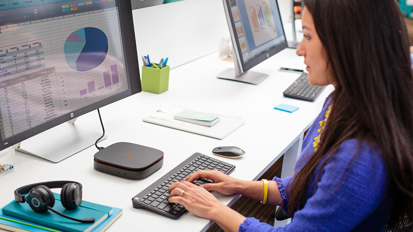 Femme qui travaille sur un PC de bureau Windows.