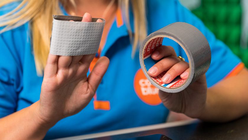 Tape om vinger gewikkeld