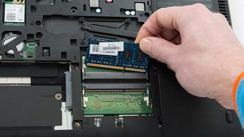 Specialist plaatst RAM geheugen in een Windows laptop