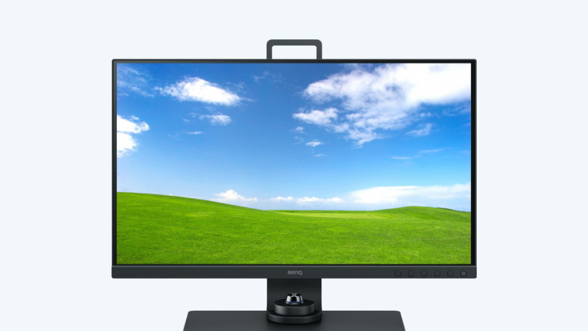 The bright 300-nit screen of the BenQ SW270C