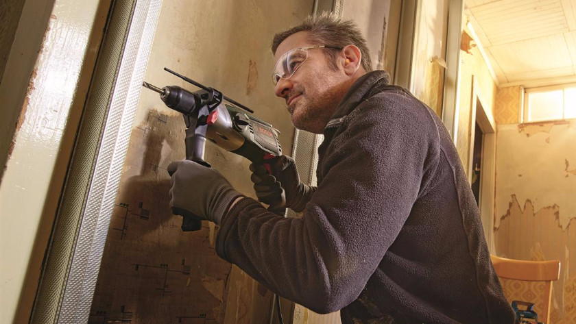 Boren in metaal met een bosch klopboormachine
