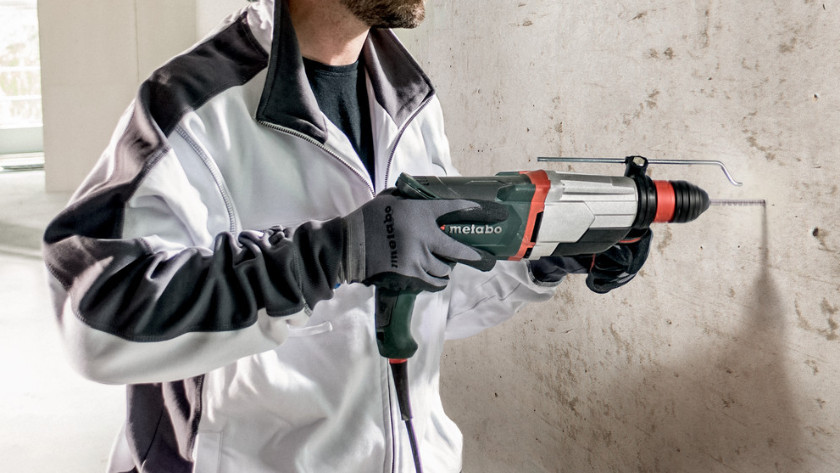 Drill in concrete with a Metabo hammer drill