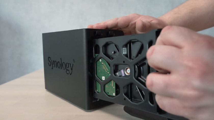 Specialist plaatst een interne harde schijf in een Synology NAS