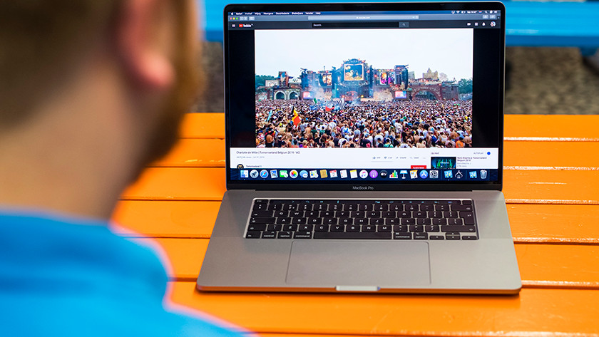 Un spécialiste regarde YouTube sur un ordinateur portable de 16 pouces
