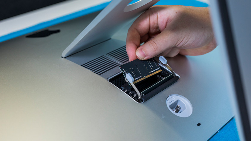Specialist plaatst RAM geheugen in een iMac
