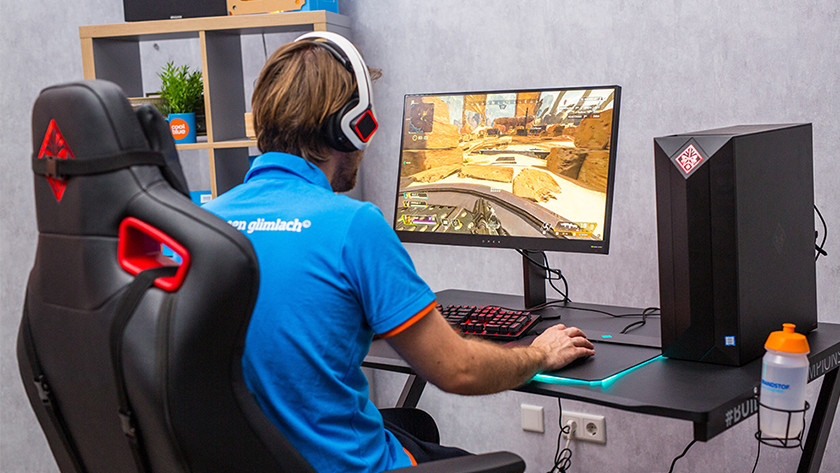 Specialist aan het gamen op een 4K AOC gaming monitor