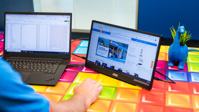Specialist gebruikt een portable monitor naast de laptop