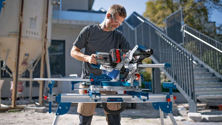 Cordless radial arm saw