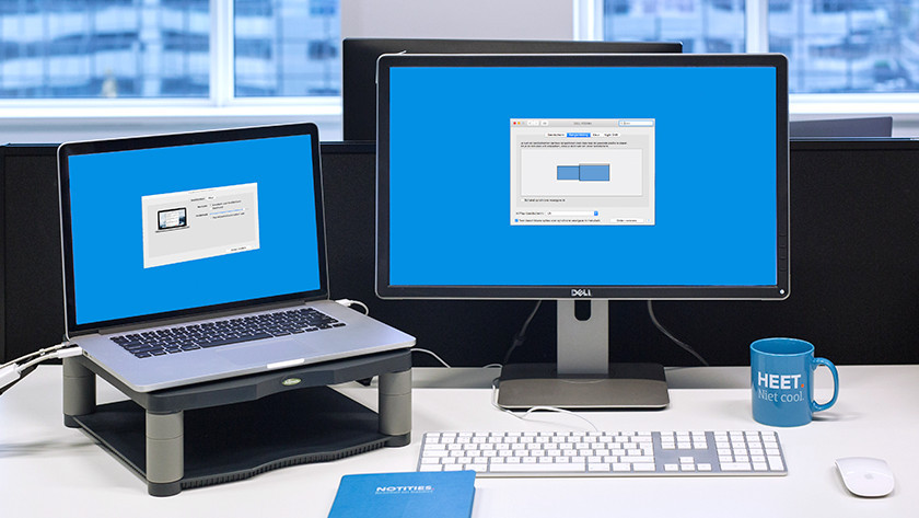 Een monitor aangesloten op MacBook